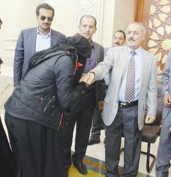 يمنية تقبل يد علي صالح في «جامع الصالح» في صنعاء أمس 	(خاص - «الراي»)