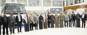 الزياني متوسطا مسؤولي الشركتين خلال الحفل  	(تصوير جلال معوض)