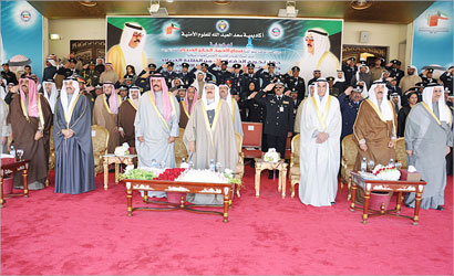 سمو الأمير وولي العهد وكبار الحضور اثناء عزف النشيد الوطني