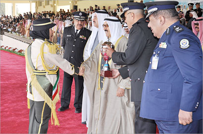 صاحب السمو مصافحا خريجة