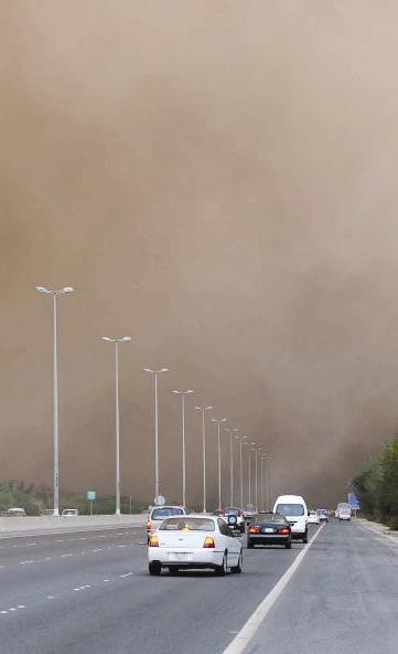 «الغبار» آية ربانية يتعامل معها المؤمن بالخوف والرجاء