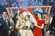 كارمن لحظة تتويجها بين لطيفة وأحلام و... العلم المصري