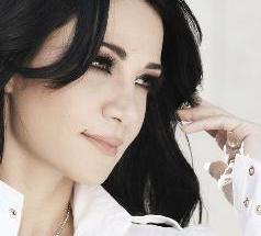 احمرار الوجه وبريق العين من علامات الحب