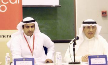 عبدالعزيز الشارخ متحدثا في الندوة