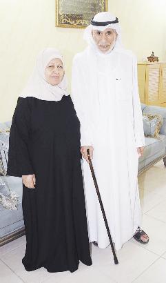 محمد يونس حميد يستعيد ذكرياته وبجانبه رفيقة دربه أم رائد	(تصوير جلال معوض)
