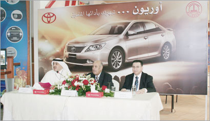 وهبة وطه خلال المؤتمر الصحافي وصلاح محمد