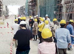 المدونون يستمعون لشرح عن أعمال البناء