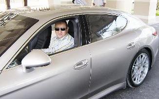 الزميل إيهاب حشيش خلال تجربة السيارة