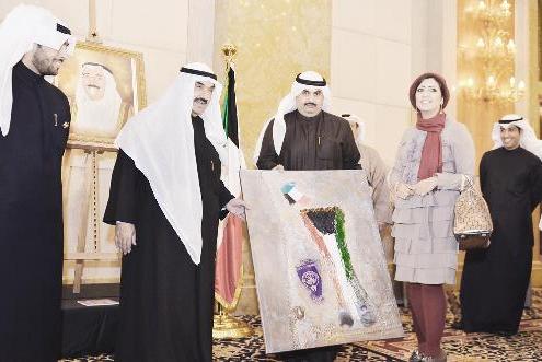 سمو الشيخ ناصر المحمد يتلقى لوحة من الفنانة شيماء أشكناني