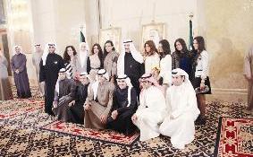 الشيخ ناصر في لقطة تذكارية مع مجموعة متطوعين