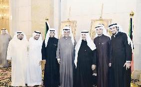 سموه مع مجموعة من المشاركين