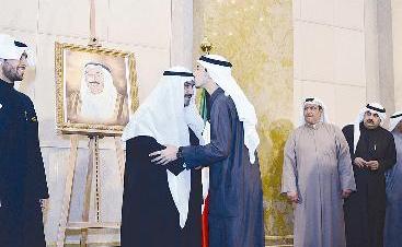 قبلة على جبين الشيخ ناصر