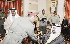 سالم العلي مصافحا العميد محمد الفرحان