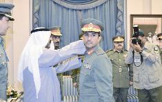 مشعل الأحمد مقلدا العميد جمال ذياب رتبته الجديدة