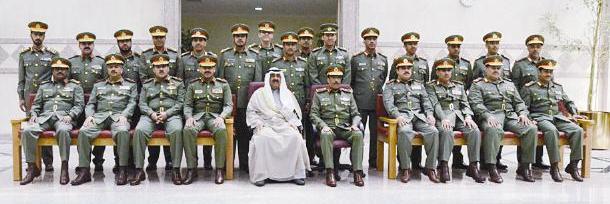 نائب رئيس الحرس متوسطاً الضباط المرقين