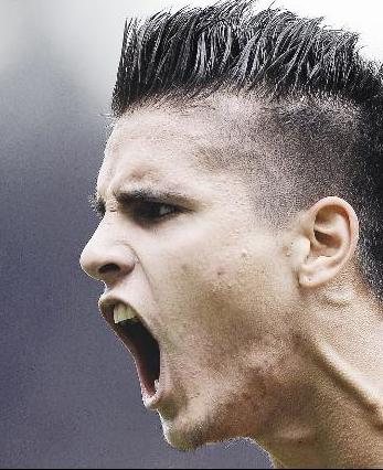 الأرجنتيني لاميلا لاعب روما مطلقاً العنان لفرحته بعد هدفه في مرمى نوفارا ضمن الدوري الإيطالي لكرة القدم أمس	 (ا ف ب)