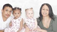 التوأم كين وريمي مع والديهما عام 2006