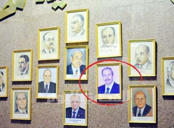 صورة العادلي (وسط الدائرة)  عادت إلى مكانها