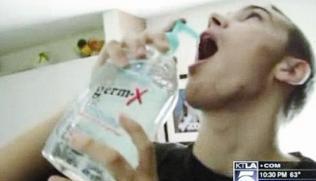 كاميرا المراقبة في سوبر ماركت التقطت الصورة لمراهق أميركي يتعاطى سائل تعقيم اليدين