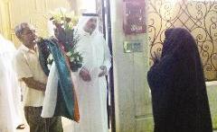 صالح عاشور يتلقى باقة من الورد