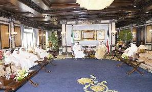 جابر المبارك لدى استقباله وفد هيئة التدريس في الجامعة