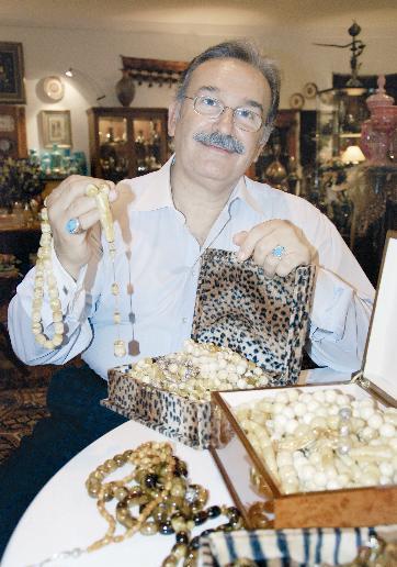 جمال سليق يستعيد ذكرياته مع عالم المسابيح	(تصوير أحمد عماد)