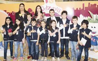 الأطفال الذين قاموا بأدوار الصحافيين مع الجاسر وكندة