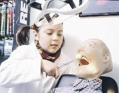 طبيبة أسنان