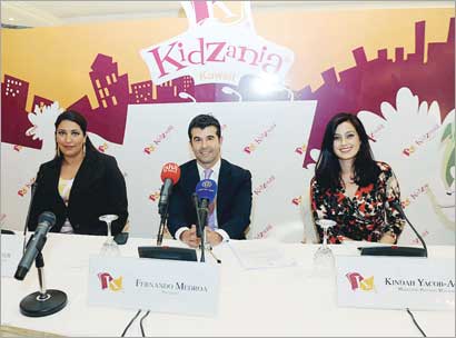 الجاسر وفرناندو وكندة خلال المؤتمر الصحافي 