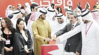 ناصر بن حمد وضاري الوزان خلال إطلاق بالونات الحفل