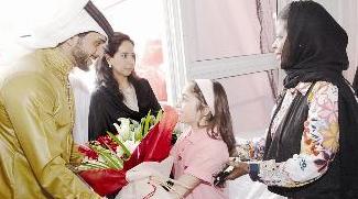 ناصر آل خليفة يتلقى باقة ورد