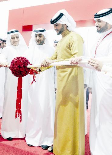 ناصر بن حمد يقص شريط الافتتاح بحضور ضاري الوزان
