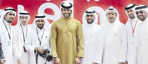 صورة جماعية لفريق «كويتي وأفتخر» مع ناصر بن حمد