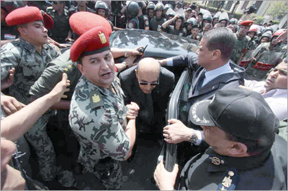 u0627u0644u0644u0648u0627u0621 u0639u0645u0631 u0633u0644u064au0645u0627u0646 u0645u062du0627u0637u0627u064b u0628u062du0631u0627u0633u0629 u0627u0645u0646u064au0629 u0645u0634u062fu062fu0629 u0644u062du0638u0629 u0648u0635u0648u0644u0647 u0625u0644u0649 u0645u0642u0631 u0627u0644u0644u062cu0646u0629 u0627u0644u0627u0646u062au062eu0627u0628u064au0629 u0641u064a u0645u0635u0631 u0627u0644u062cu062fu064au062fu0629 (u0627 u0641 u0628)