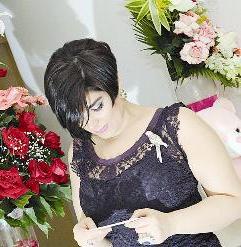 تقرأ رسائل المعجبين على الورود