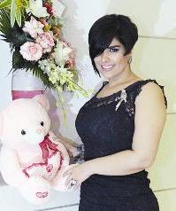 تتسلم هدية من أحد المعجبين