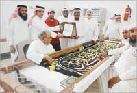 العجمي يكرّم مسؤولي مصنع الكسوة