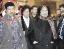 العقيد اشتيوي إحرير (وسط الدائرة) مرافقا للعقيد القذافي 