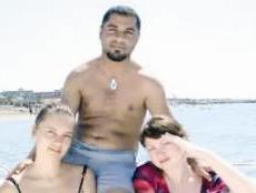 شقيق اشتيوي بين فتاتين على البحر في بيلا روسيا