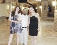 ... و على باب ملهى ليلي