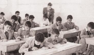 الطلاب يتابعون الدرس