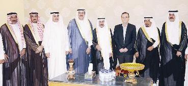 الوقيان متوسطا شيوخ قبائل العجمان والهواجر وعنزة وشمر