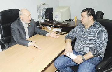 عساف متحدثاً للزميل طارق ضاهر