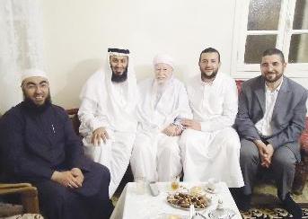 الدكتور وليد العلي في ضيافة العلامة الشيخ محمد الطاهر وبصحبة بعض تلاميذه