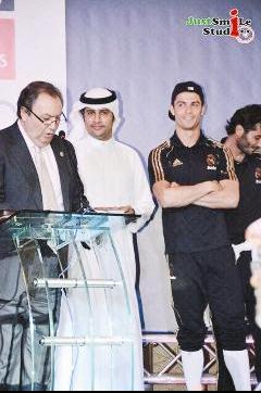 أحد عشاق ريال مدريد يصافح اللاعبين