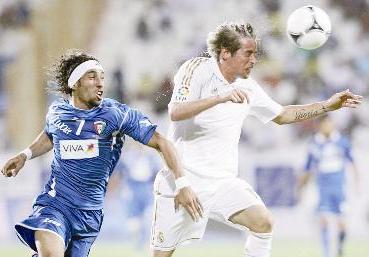 كوينتراو يسدد كرة برأسه بمشاركة فهد العنزي