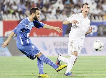 يعقوب الطاهر يسدد كرة قبل انخيل دي ماريا