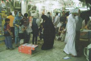 كراتين الدجاج المجمد في العراء وعرضة للتلف