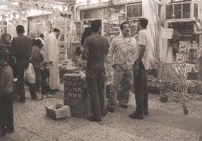 سلع متنوعة على الأرصفة