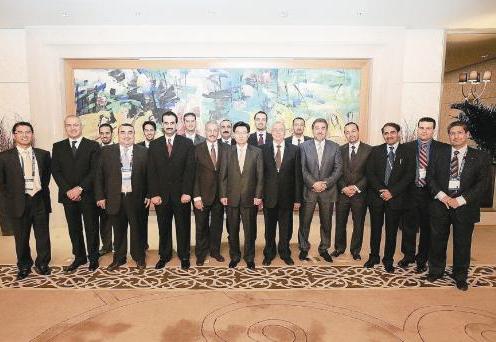 وكلاء «هيونداي» في المنطقة مع سيونغ كيم وتوم لي